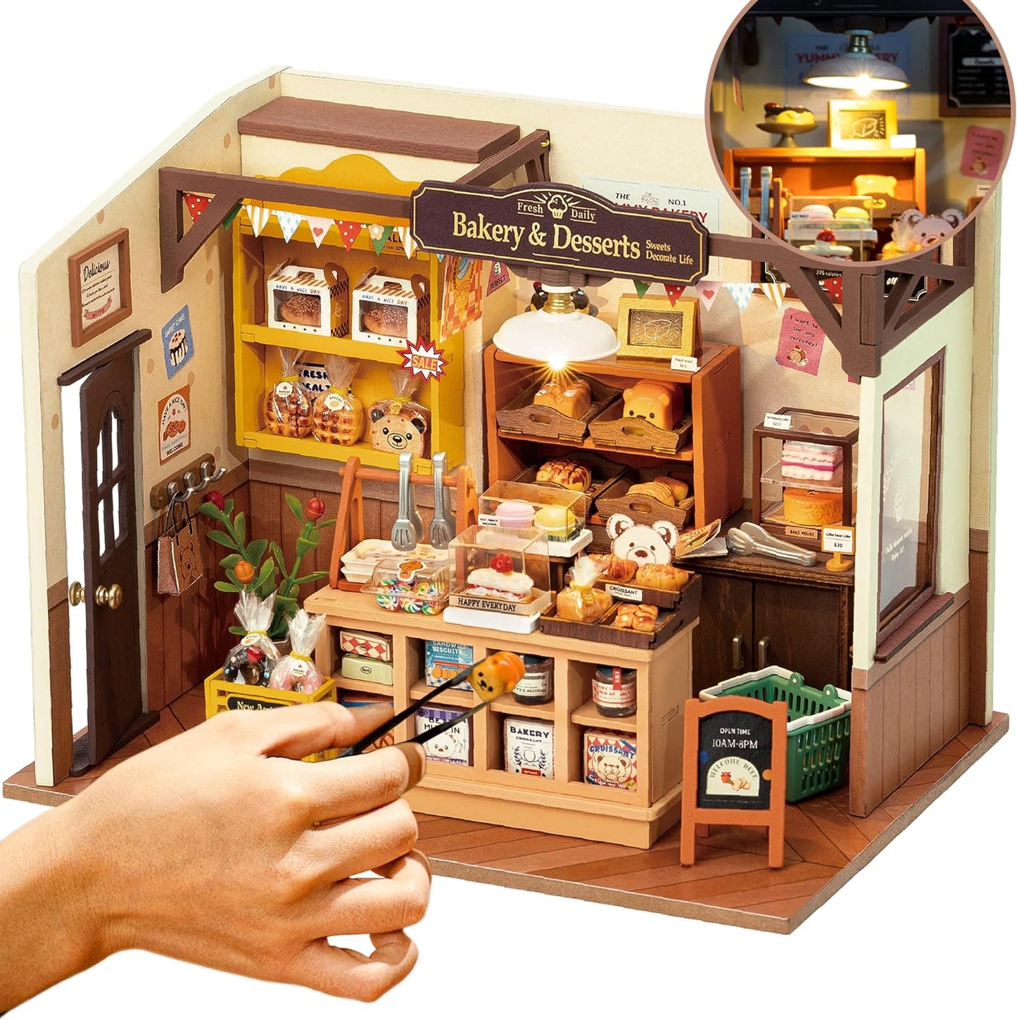 Detailreiche Miniatur-Bäckerei aus Holz mit warmer LED-Beleuchtung und gemütlicher Café-Atmosphäre