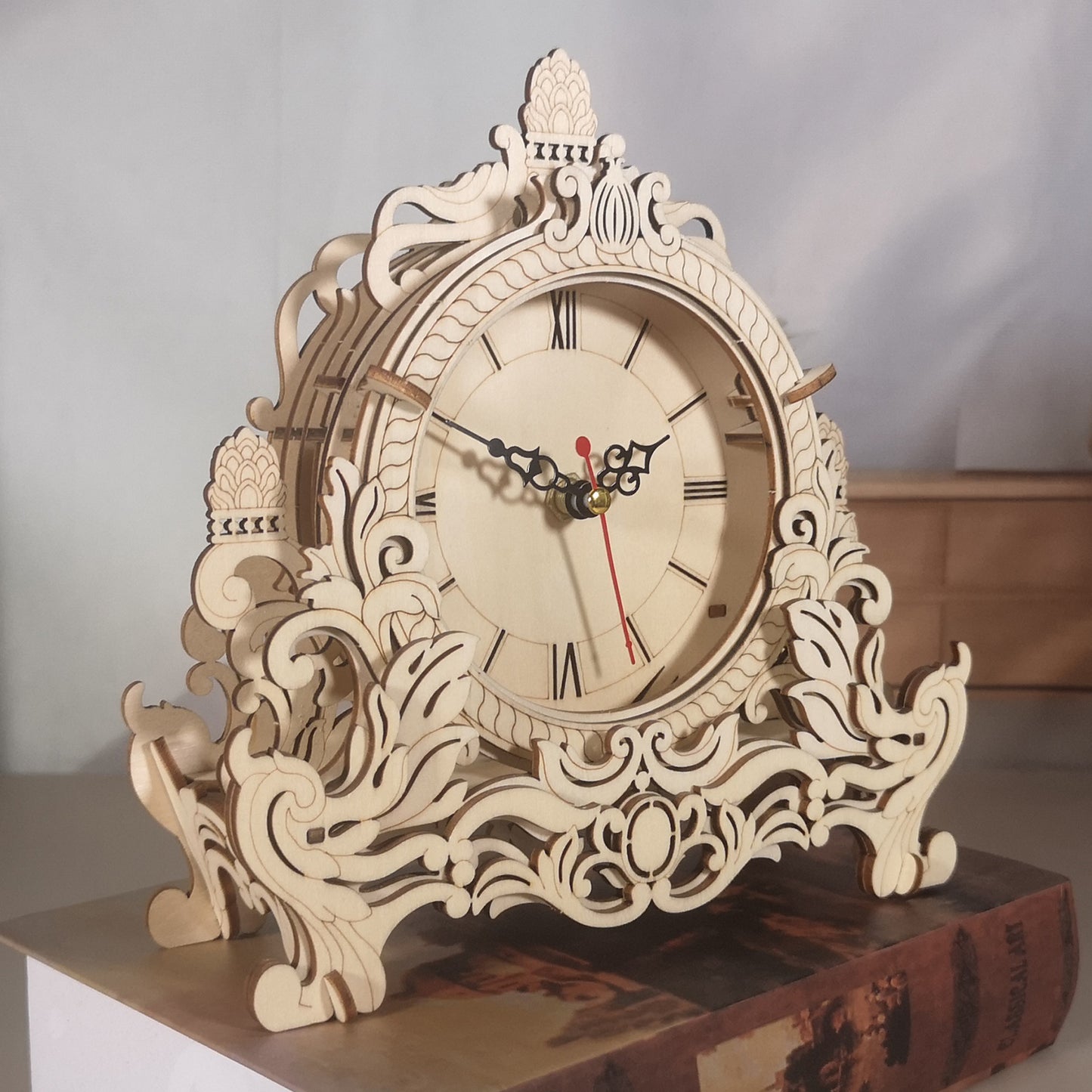 Dekorative Vintage-Holzuhr aus einem 3D-Holzpuzzle-Bausatz mit filigranem Design und warmem Licht auf einem Tisch platziert