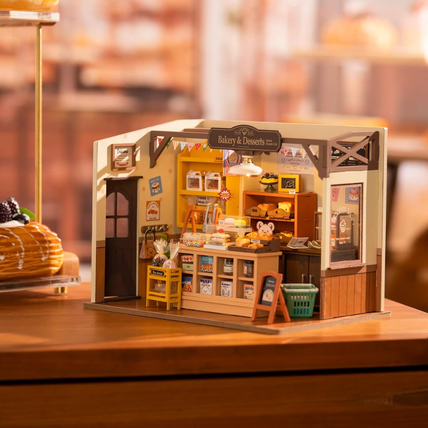 Detailreiche Miniatur-Bäckerei aus Holz mit warmer LED-Beleuchtung und gemütlicher Café-Atmosphäre
