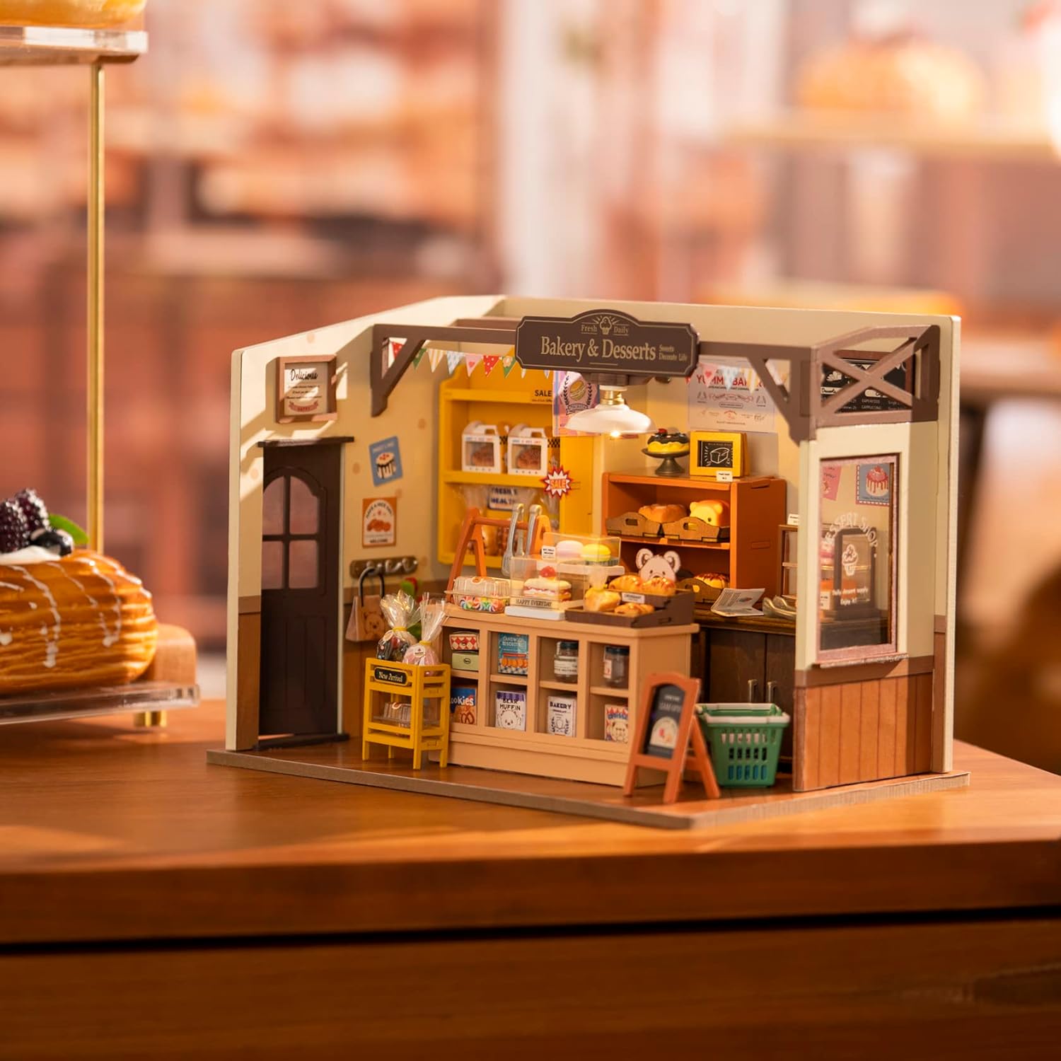 Detailreiche Miniatur-Bäckerei aus Holz mit warmer LED-Beleuchtung und gemütlicher Café-Atmosphäre