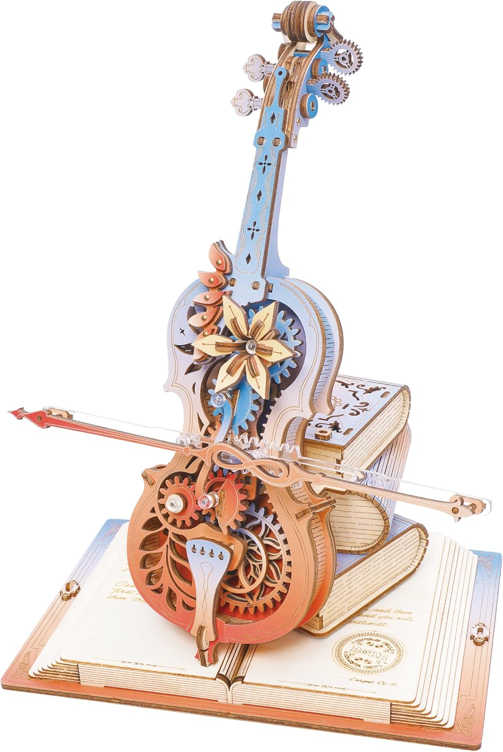 Dekoratives mechanisches Cello aus einem 3D-Holzpuzzle mit Zahnrädern, Musiknoten und detailreicher Steampunk-Optik auf weißem Hintergrund