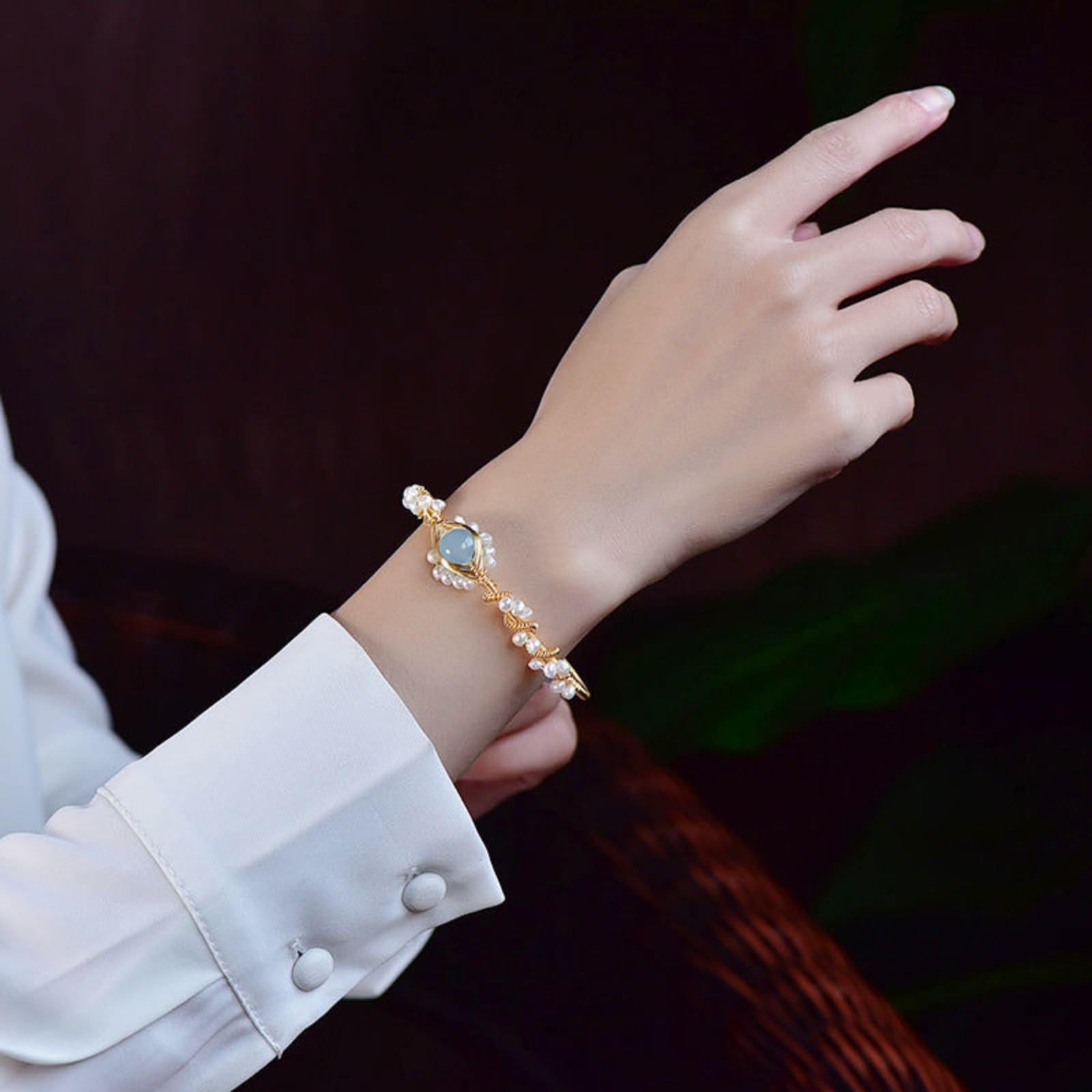 Perlen Armband Damen gold am Handgelenk eleganter Schmuck mit Stein und Perlen feminin