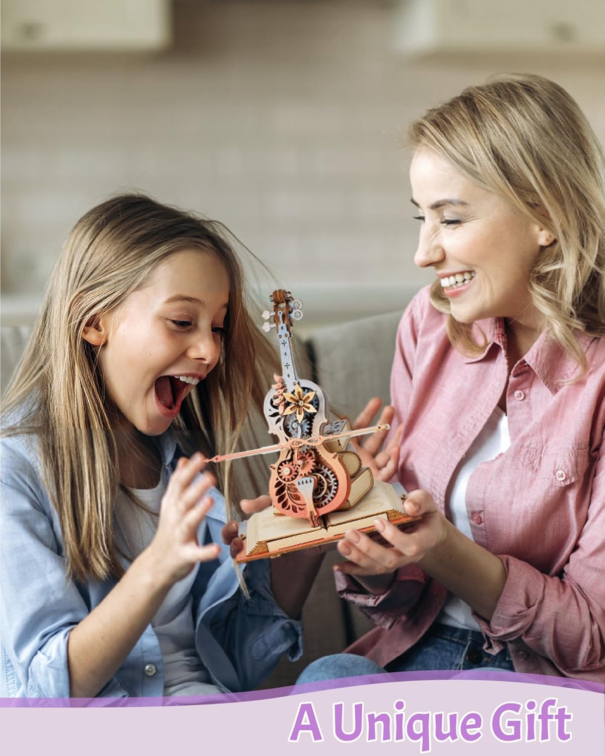 Frau und Kind freuen sich gemeinsam über das fertige ROKR Magic Cello 3D-Holzpuzzle – kreative Geschenkidee mit mechanischem Musikdesign und Steampunk-Optik
