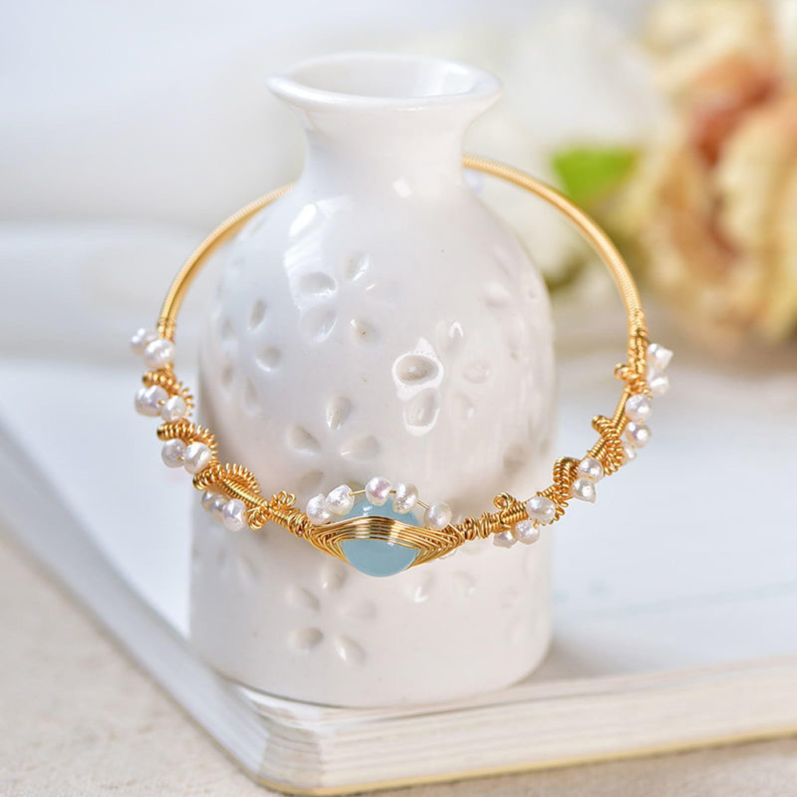 Perlen Armband Damen gold mit Stein und Perlen eleganter Schmuck Detailaufnahme feminin