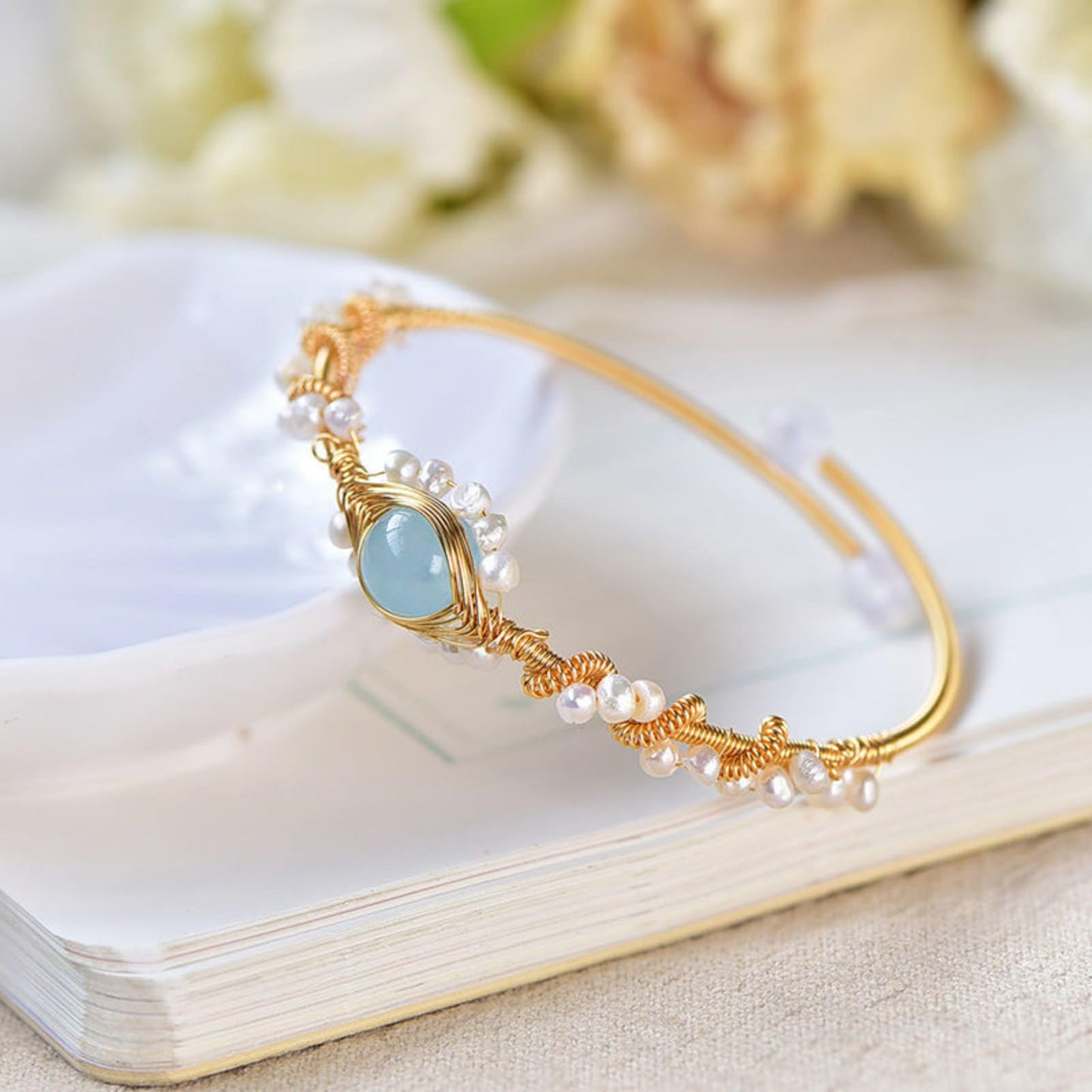 Perlen Armband Damen gold mit Stein und Perlen eleganter Schmuck Detail feminin modern