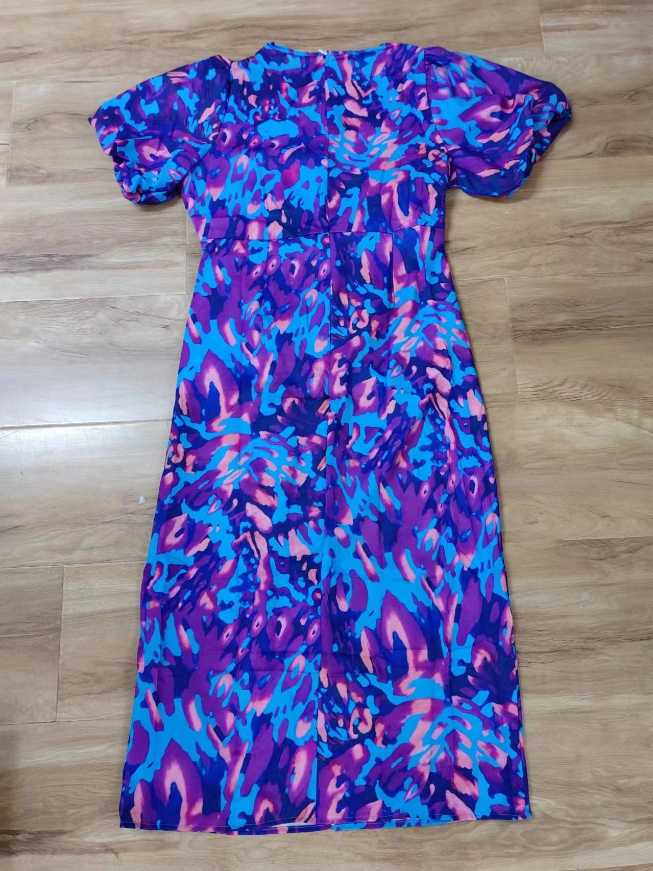 IVOJA Floral Sommerkleid V-Ausschnitt – Figurbetontes Kleid mit Puffärmeln
