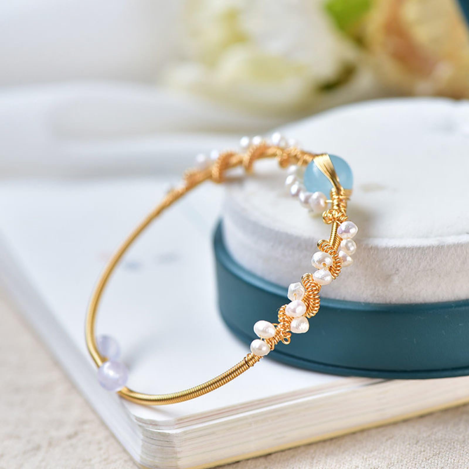 Goldenes Perlen Armband Damen mit Stein und Perlen eleganter Schmuck Nahaufnahme