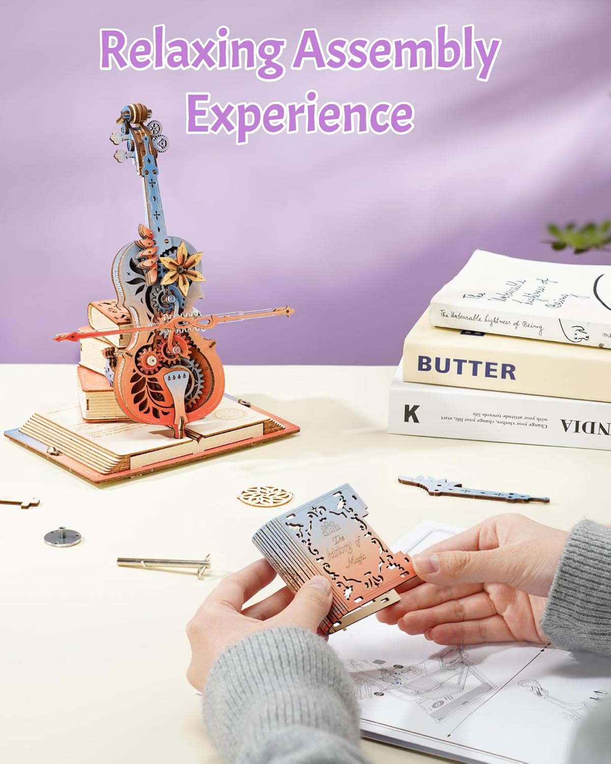 Dekoratives mechanisches Cello aus einem 3D-Holzpuzzle mit Zahnrädern, Musiknoten und detailreicher Steampunk-Optik auf weißem Hintergrund
