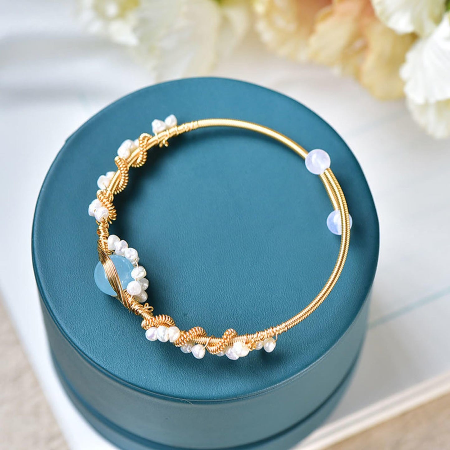 Goldenes Perlen Armband Damen eleganter Schmuck mit Perlen und Stein auf Box