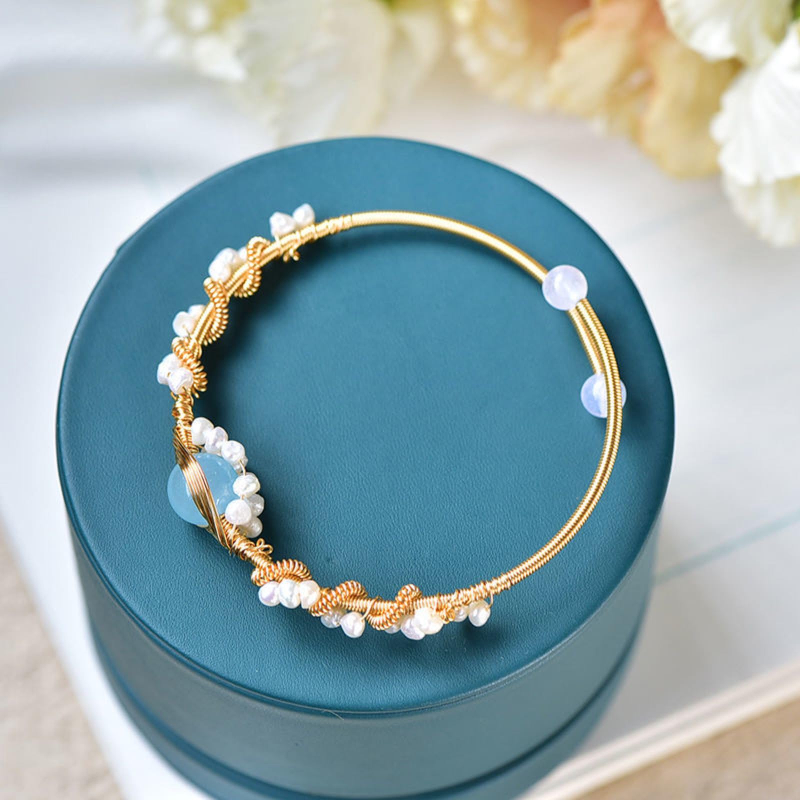 Goldenes Perlen Armband Damen eleganter Schmuck mit Perlen und Stein auf Box