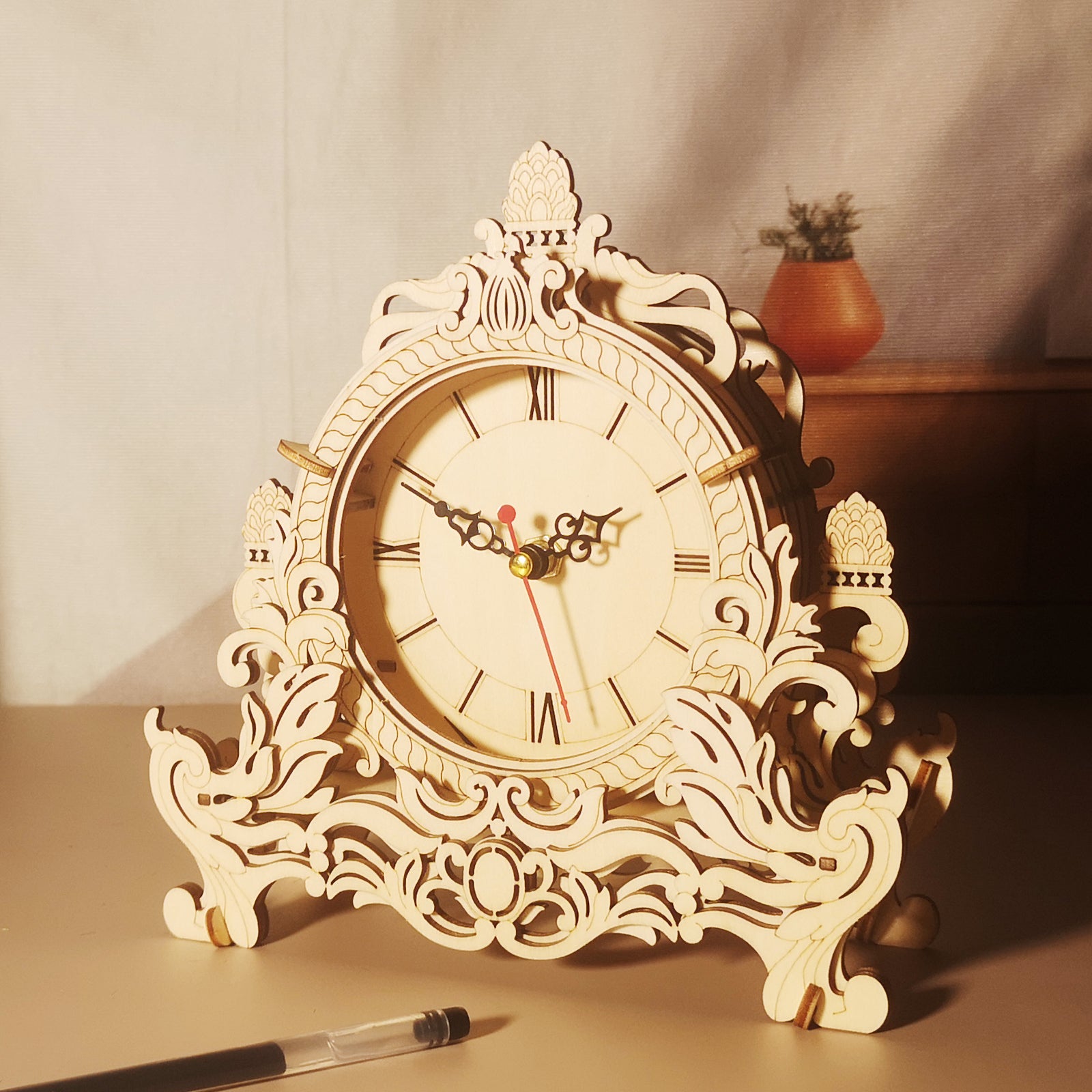 Dekorative Vintage-Holzuhr aus einem 3D-Holzpuzzle-Bausatz mit filigranem Design und warmem Licht auf einem Tisch platziert